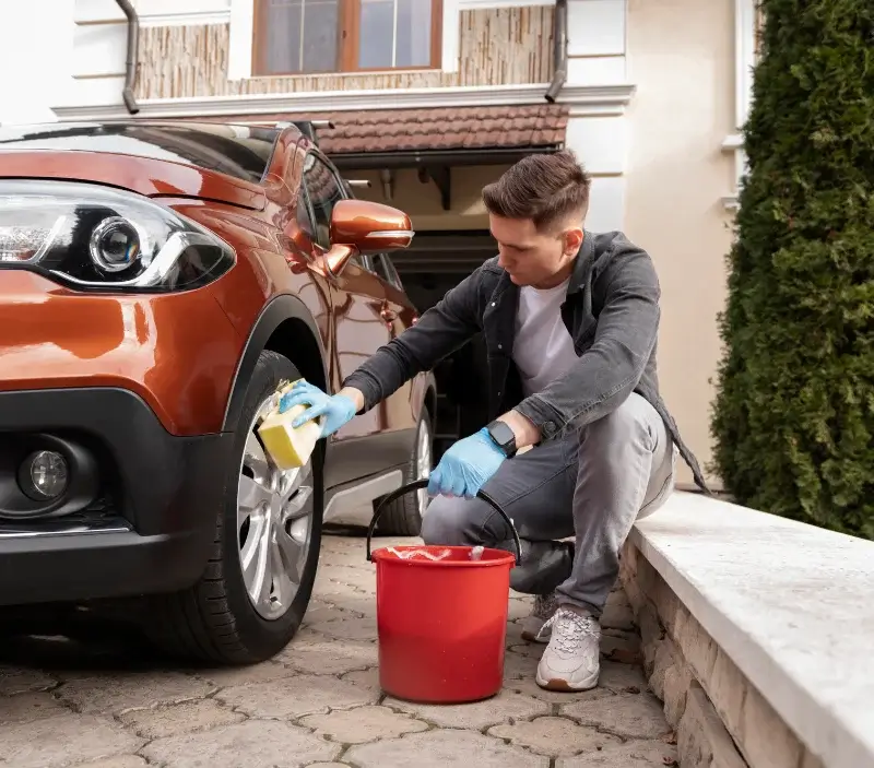 Lavage auto à domicile L'Île-Rousse : professionnel intervenant sur un véhicule